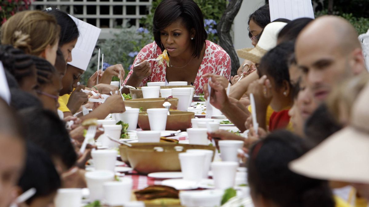 Michelle Obama recibe a sus invitados españoles con una paella con alioli