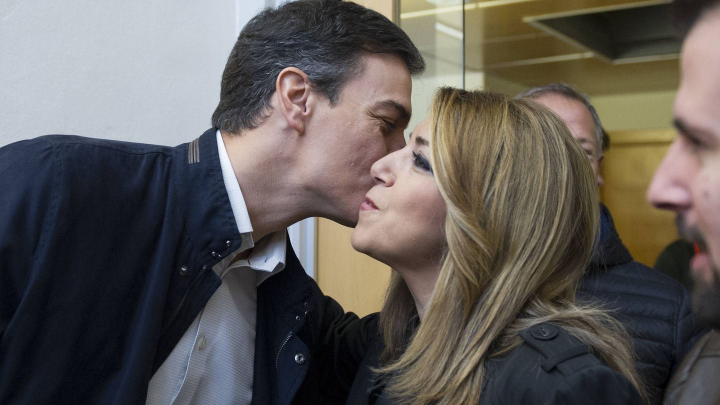 Pedro Sánchez y Susana Díaz se besan durante la reunión del consejo político federal del PSOE de este sábado en la Concejalía de Cultura de Alcalá de Henares. (Borja Puig | PSOE)