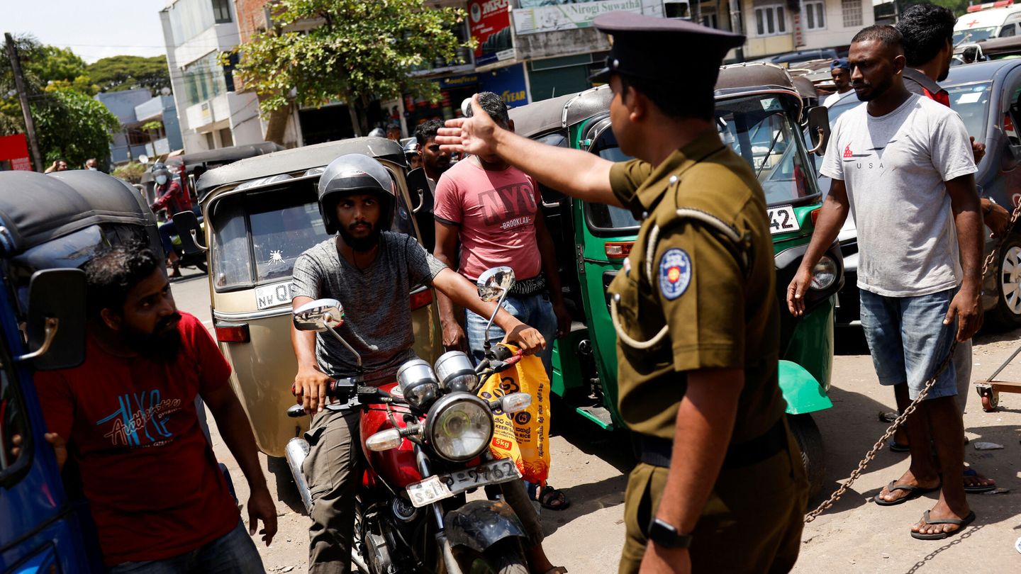 Policía esrilanqués controlando la situación. (Reuters/Dinuka Liyanawatte)