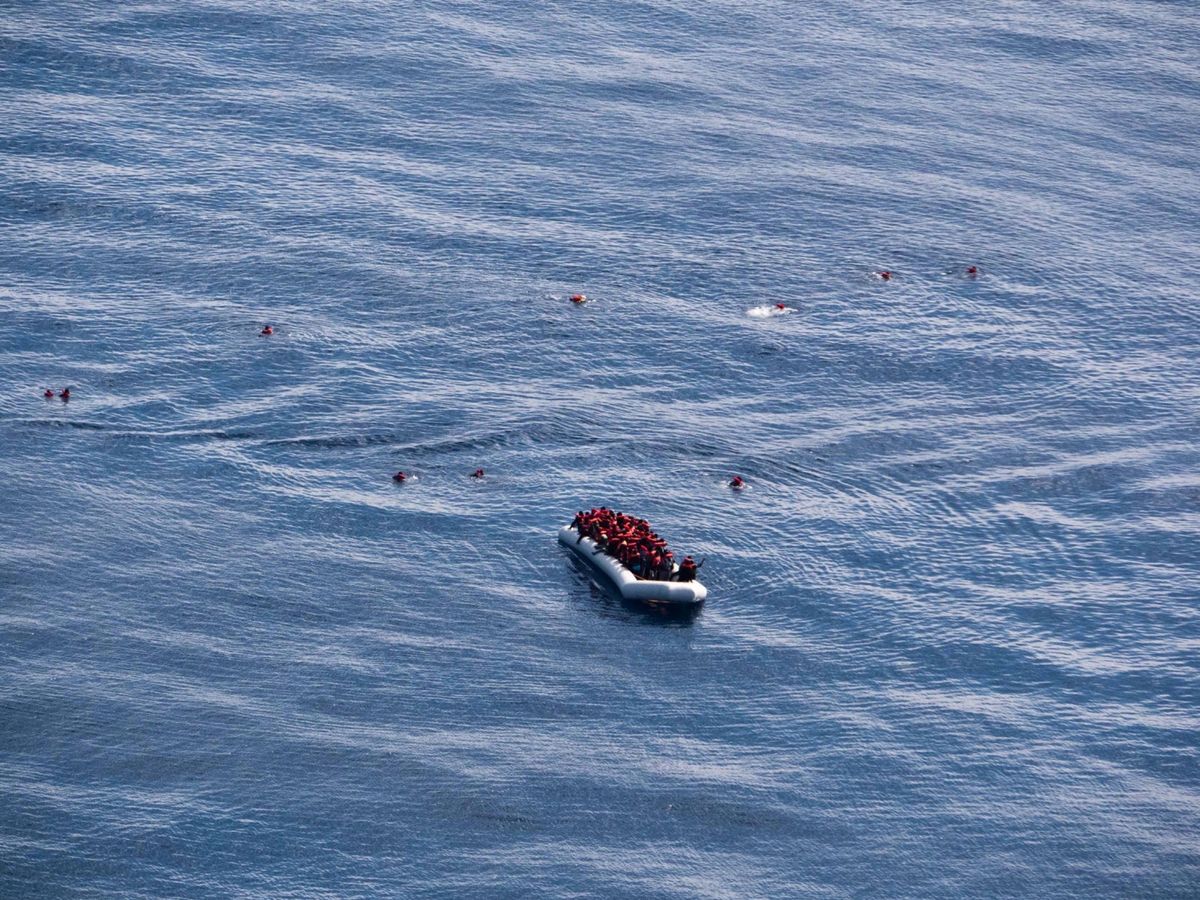 Foto: Un bote con inmigrantes rescatados en el Mediterráneo. (Reuters)