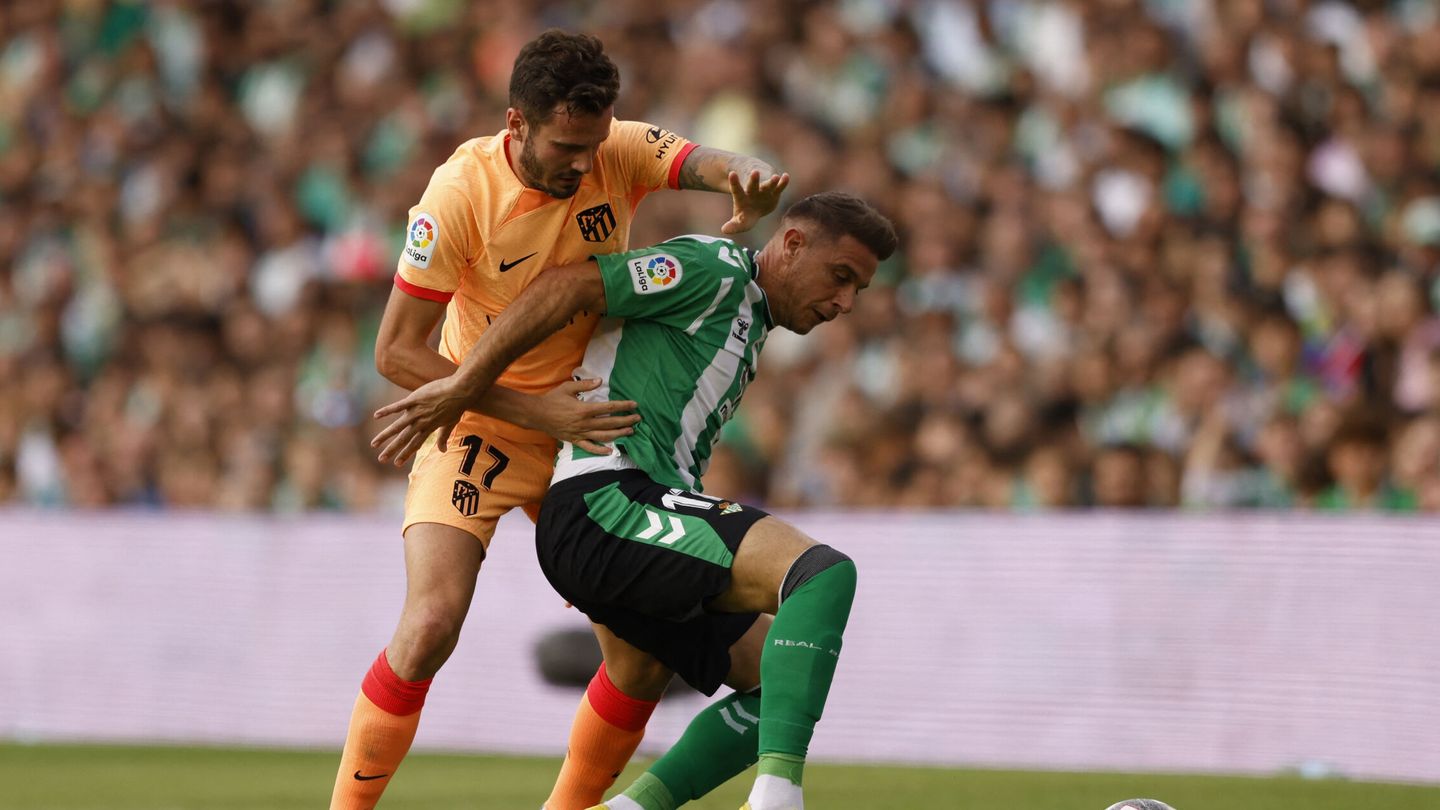 Joaquín pelea por un balón con Saúl. (Reuters/Albert Gea)