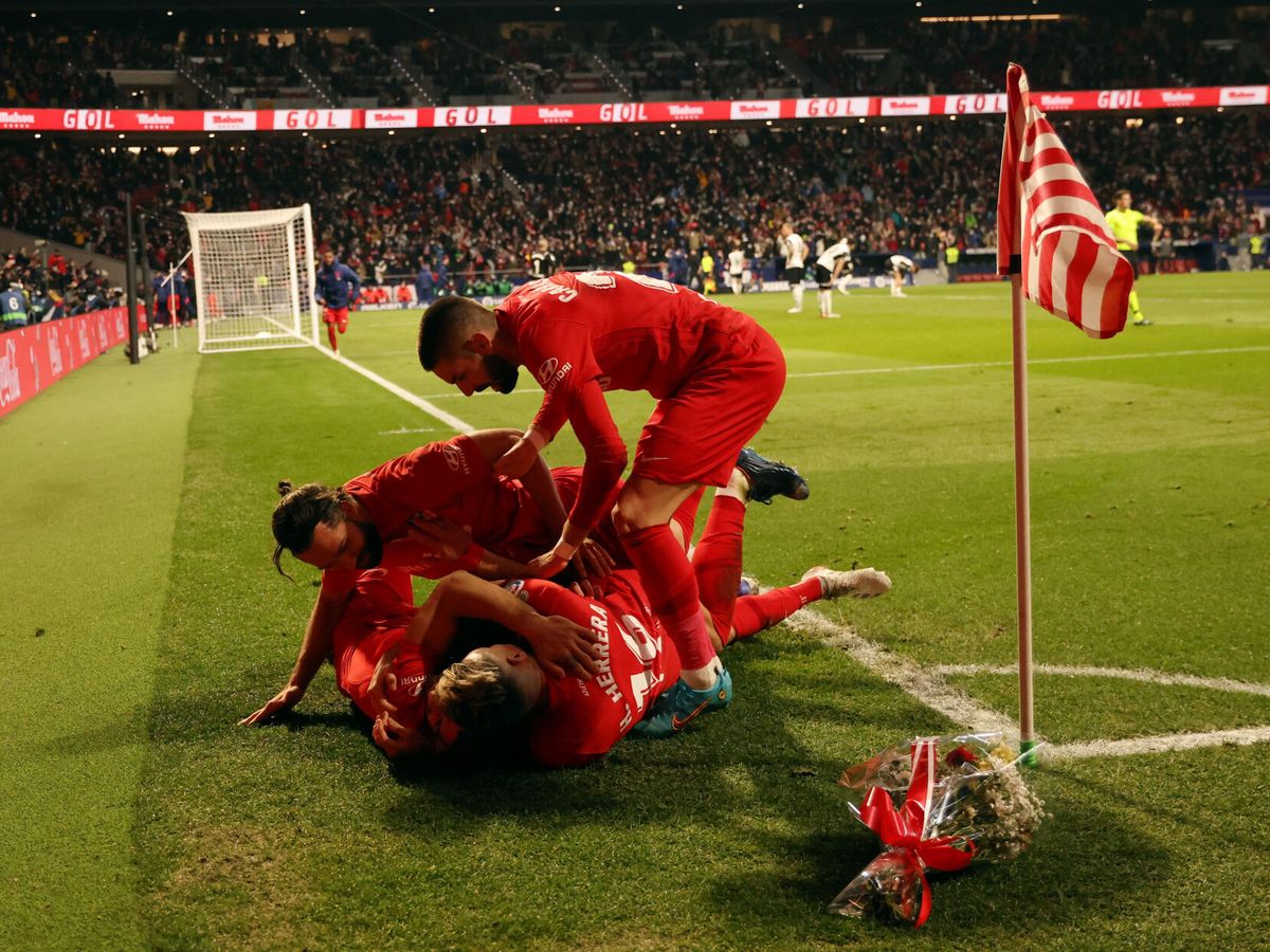 Foto: El Atlétio celebra el gol de la victoria. (Reuters/Nacho Doce)