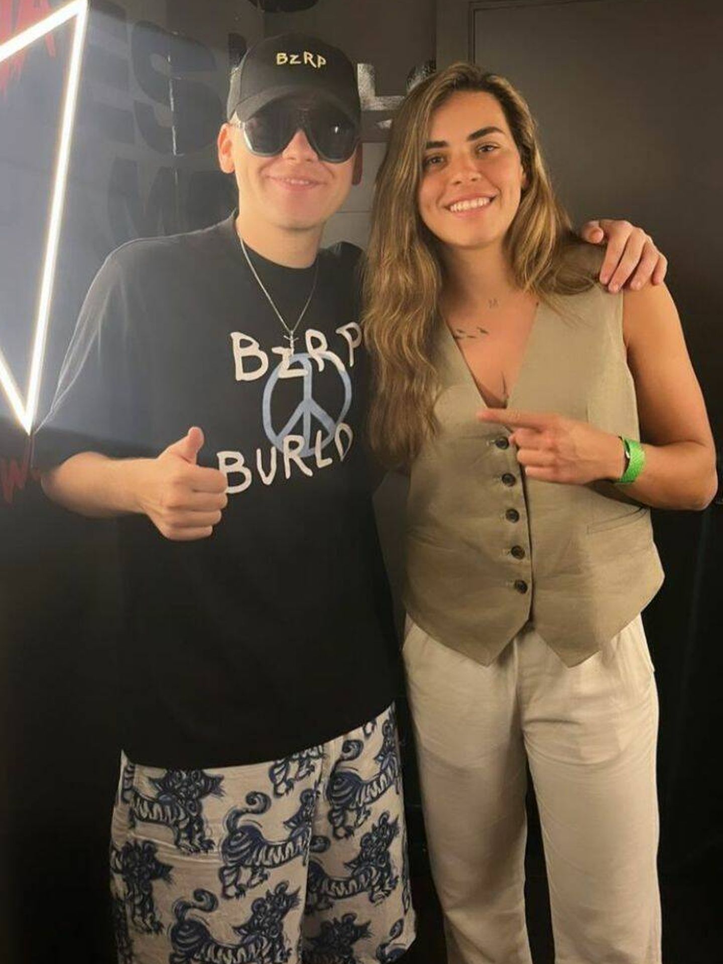 Misa Rodríguez, con Bizarrap en Ibiza. (Instagram @marisabel_rguez)