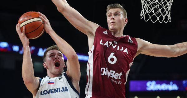 Foto: Doncic y Porzingis en un partido entre Eslovenia y Letonia en el EuroBasket 2017. (Reuters)