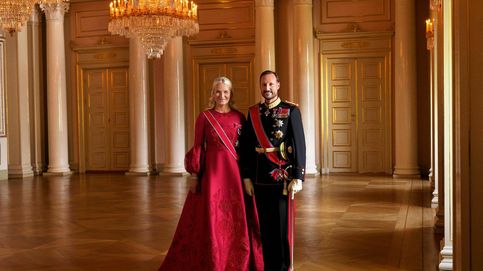 Noticia de Los detalles del look de Mette-Marit en el nuevo retrato oficial de los príncipes de Noruega: diseñador fetiche y la tiara de su boda