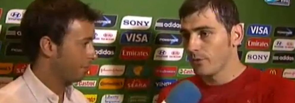 Foto: Morbo en la Copa Confederaciones: Matías Prats Junior (ex de Carbonero) entrevista a Iker Casillas