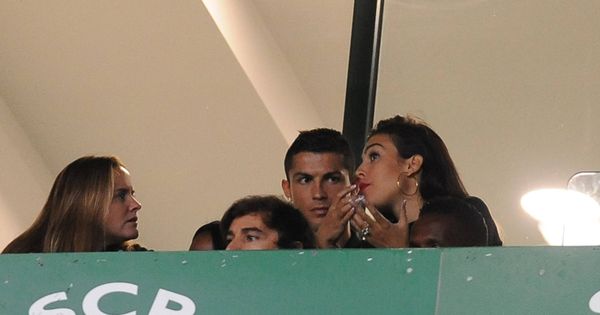 Foto: Cristiano Ronaldo, Georgina Rodríguez y el anillo de compromiso. (Gtres)