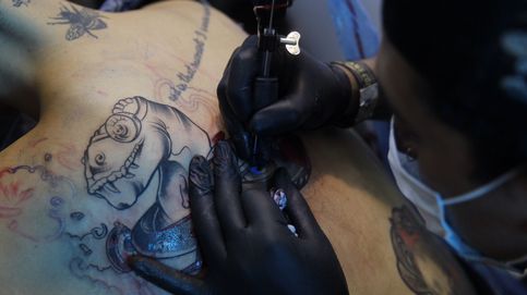 Un grupo de turistas británicos paga a un sin hogar de Benidorm por tatuarse la frente