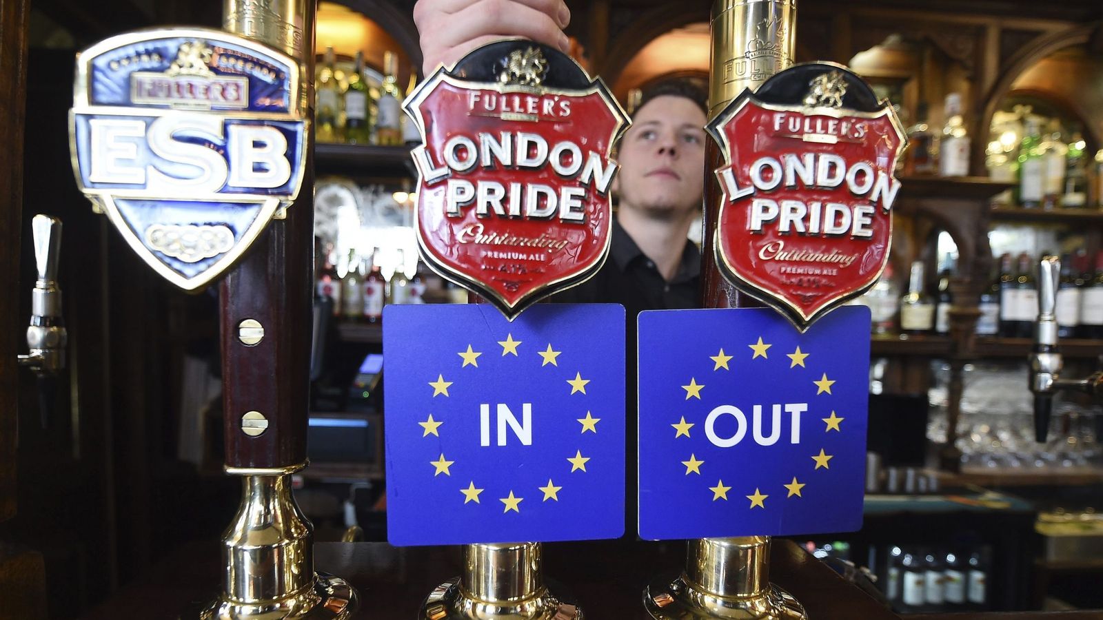 Foto:  Vista de dos grifos de cerveza con las dos opciones, permanencia o salida del Reino Unido de la Unión Europea. (EFE)