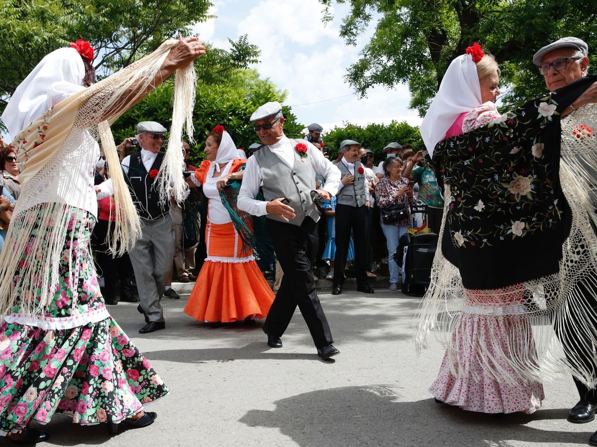Foto: Varios chulapos bailan un chotis en la Pradera de San Isidro durante las celebraciones por la festividad del patrón de Madrid. (EFE/ Javier López)