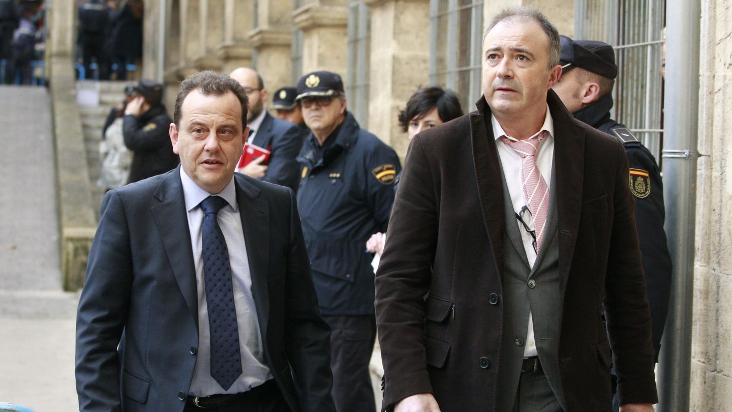 Los fiscales anticorrupción Pedro Horrach (i) y Miguel Angel Subirán, a su llegada a los juzgados. (EFE)