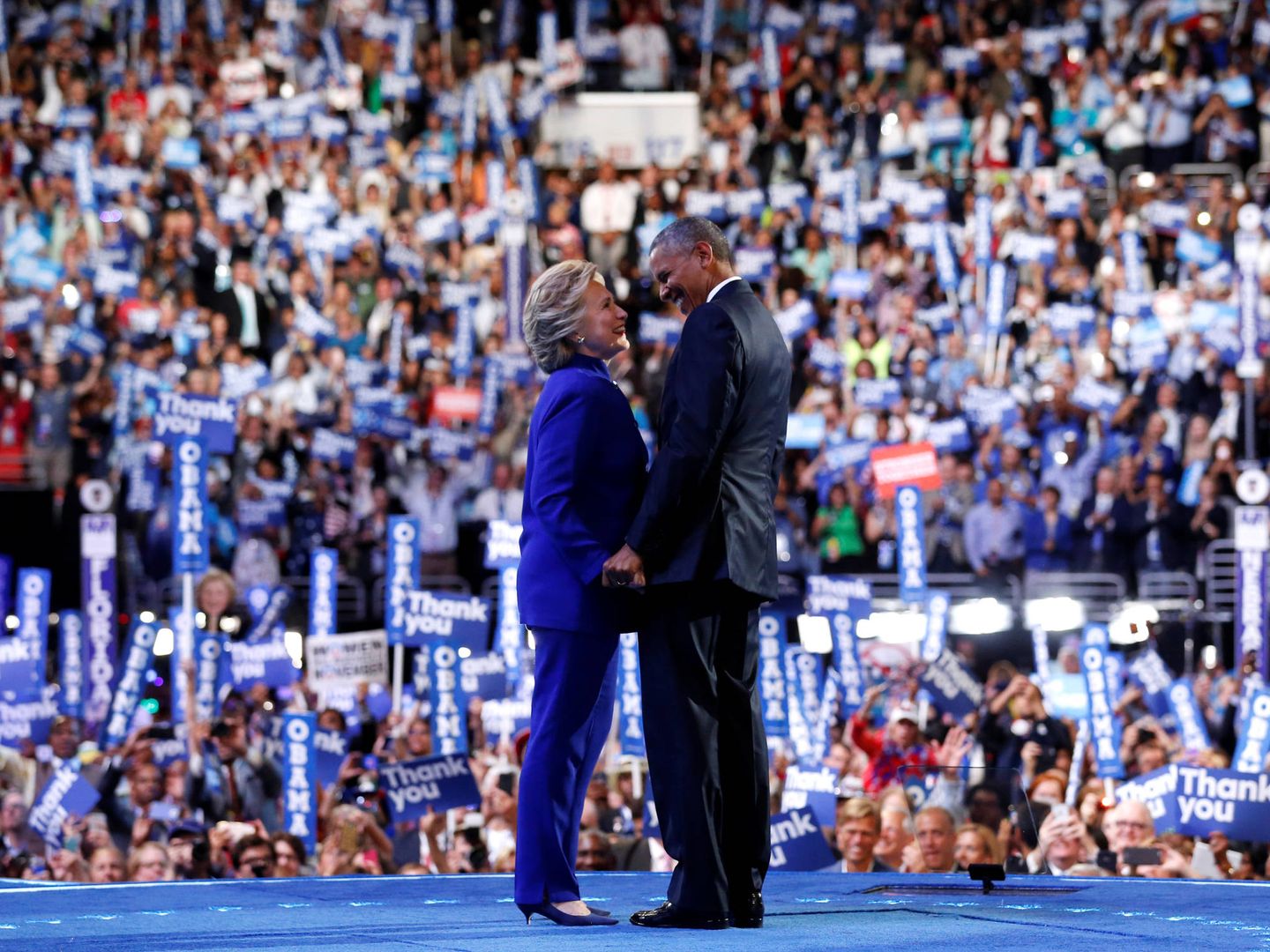 Clinton se une a Obama en el escenario durante la convención nacional demócrata, en Filadelfia, el 27 de julio de 2016 (Reuters).  
