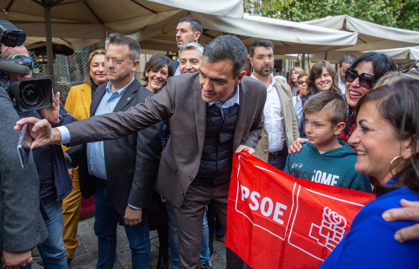 El secretario general del PSOE y presidente del Gobierno en funciones, Pedro Sánchez, se hace un selfi con sinpatizantes. EFE