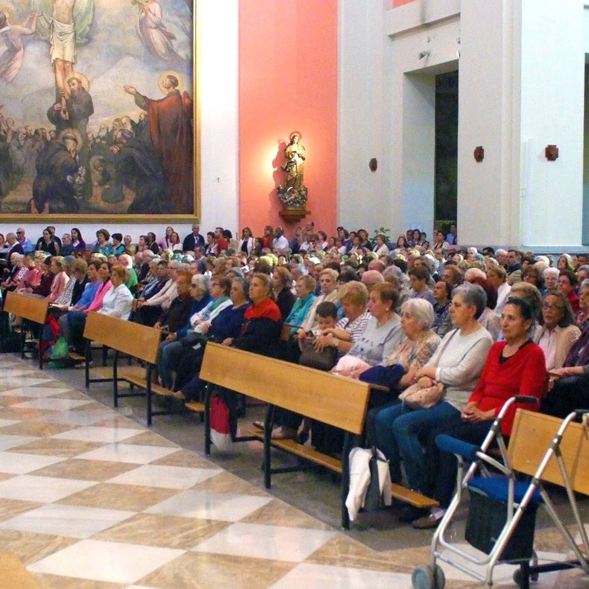 Iglesias que se abarrotan en Madrid: doble fila, efecto llamada y 