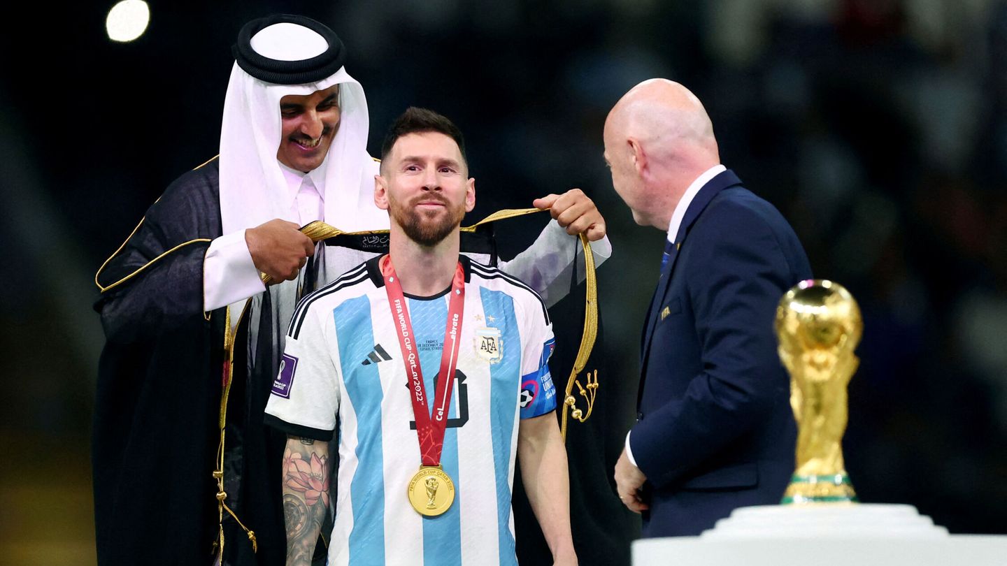 El emir de Qatar, Hamad Al Thani, y el presidente de la FIFA, Gianni Infantino, entregan el Mundial a Messi. (Reuters/Hannah Mckay)