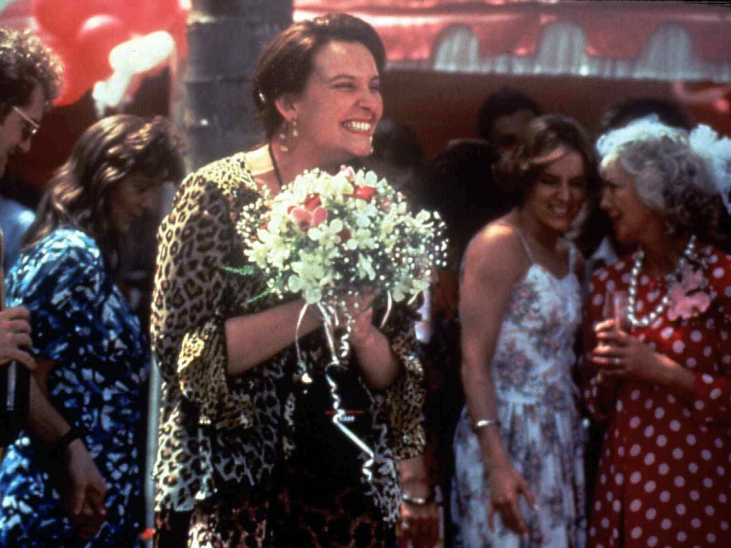 Toni Collette, feliz de coger el ramo en una boda en 'La boda de Muriel'. (CP)