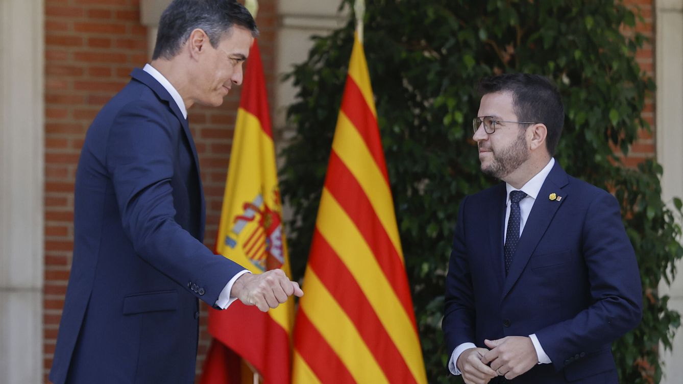 Foto: El presidente del Gobierno, Pedro Sánchez, se reúne con el presidente de la Generalitat, Aragonès. (EFE/Emilio Naranjo)