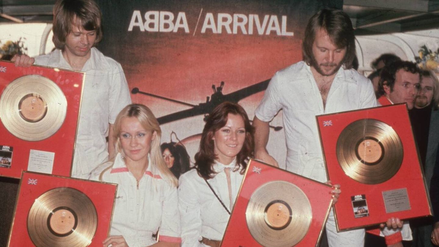 Los cuatro ABBA, con sus discos de oro en 1976. (Getty)