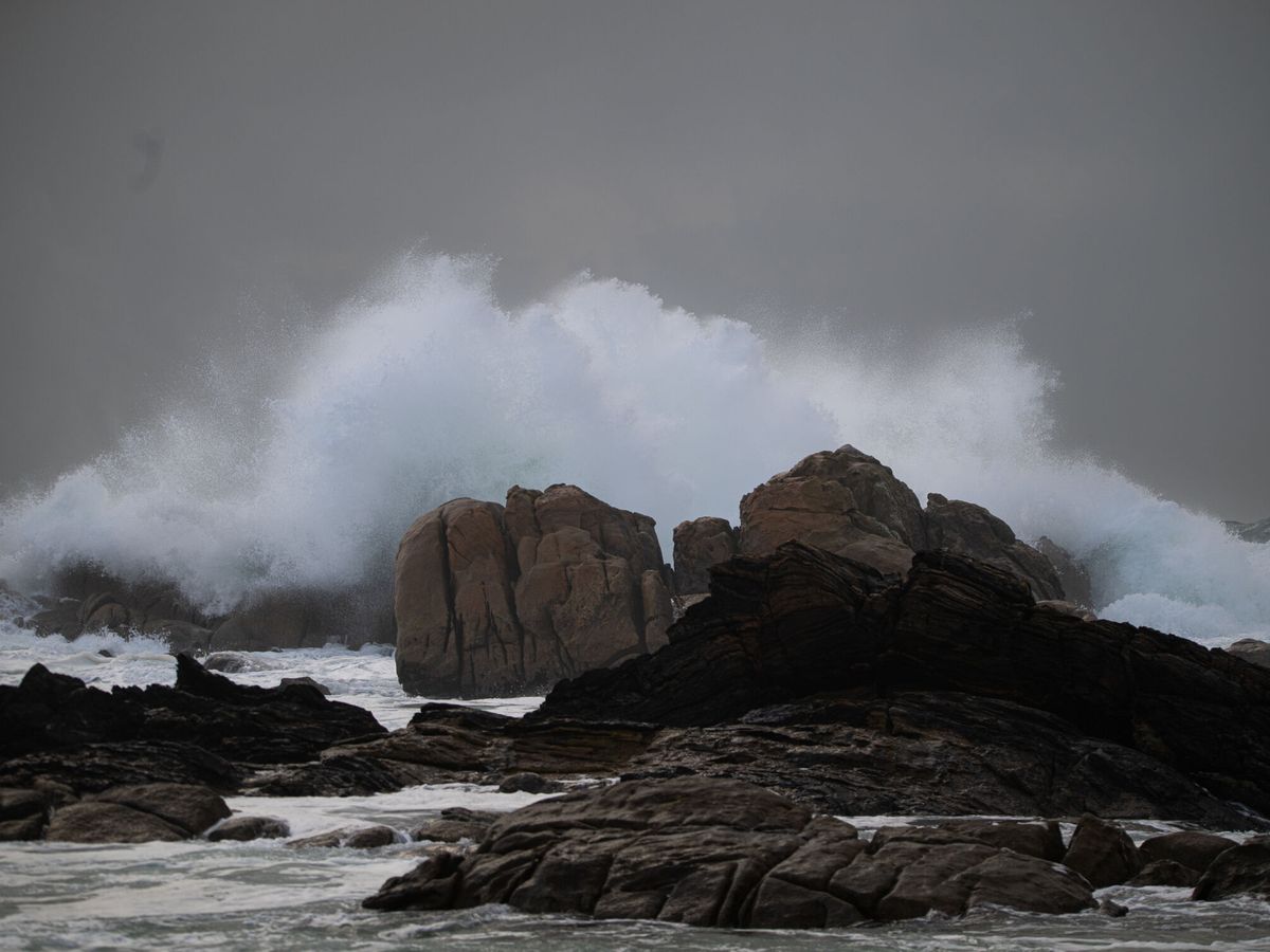 Foto: El temporal en la playa de O Grove, Pontevedra. (Europa Press/Elena Fernández)