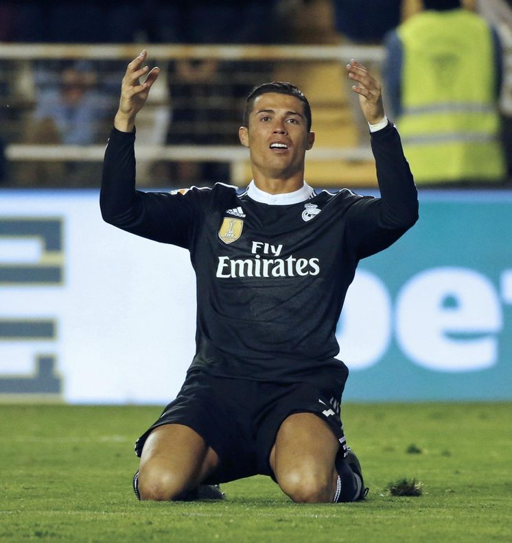 Foto: Cristiano Ronaldo lamentándose por no haberle pitado un penalti el colegiado.