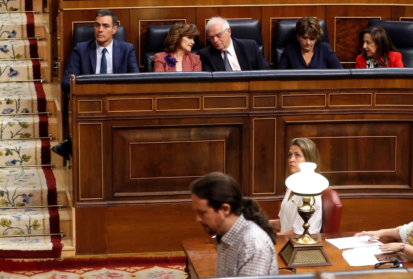 Pedro Sánchez observa al líder de Unidas Podemos, Pablo Iglesias. (EFE)