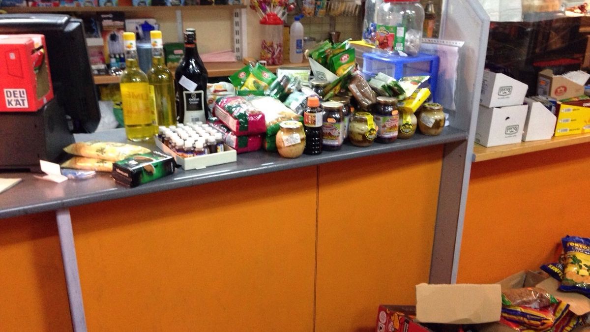 Una tienda de Madrid vendía alimentos que caducaron hace tres años y otros prohibidos