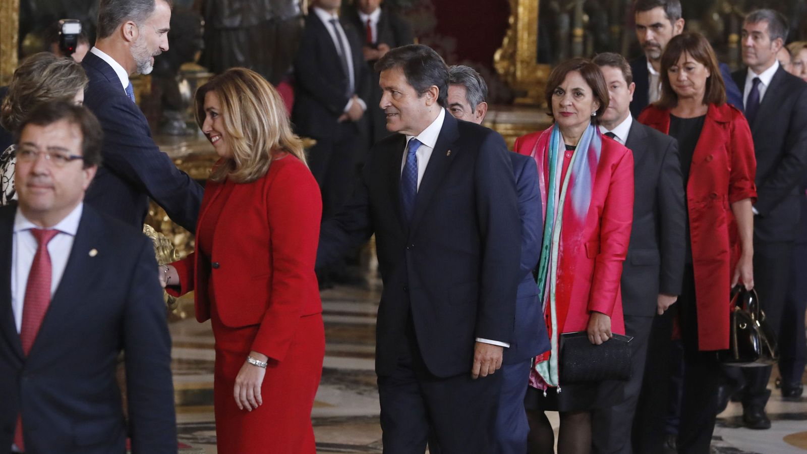 Foto: El rey Felipe VI saluda al presidente de Asturias y presidente de la gestora del PSOE, Javier Fernández (3i),  durante la tradicional recepción. (EFE)