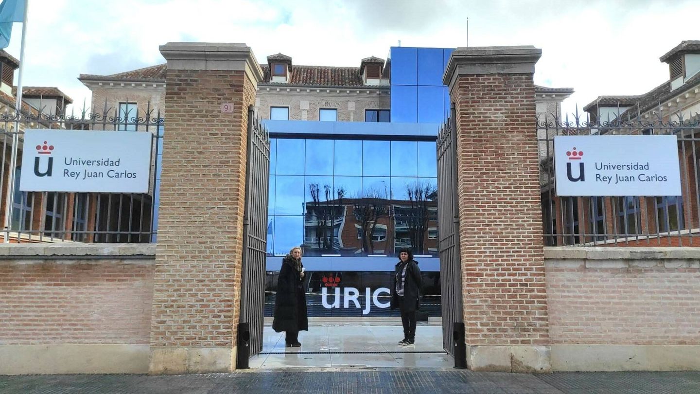 La alcaldesa y la directora de patrimonio cultural de Aranjuez, frente al edificio del Hospital de San Carlos, actual sede de la URJC. (L.B.)