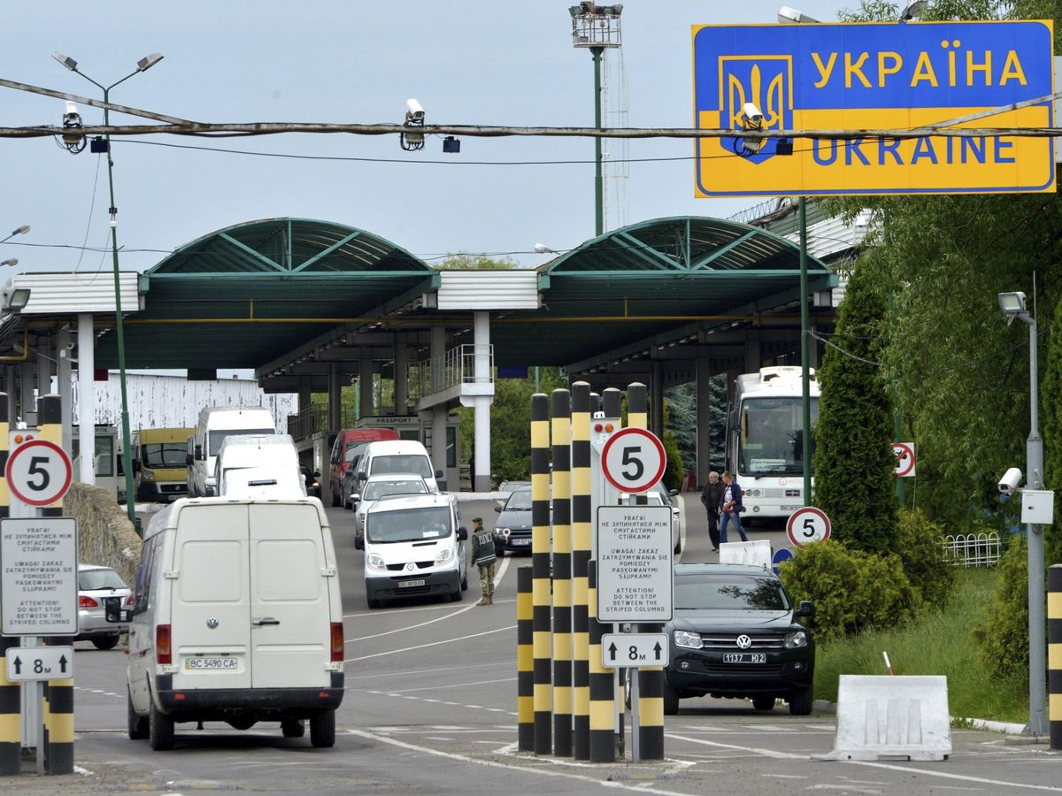 Foto: Vehículos cruzan la frontera polaco-ucraniana en Medyka. (EFE / Darek Delmanowicz)