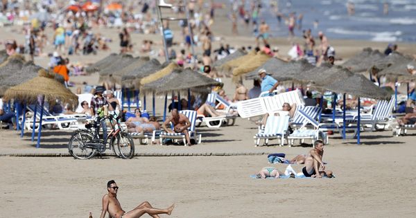 Foto: Playa de la Malvarrosa, en Valencia. (EFE)
