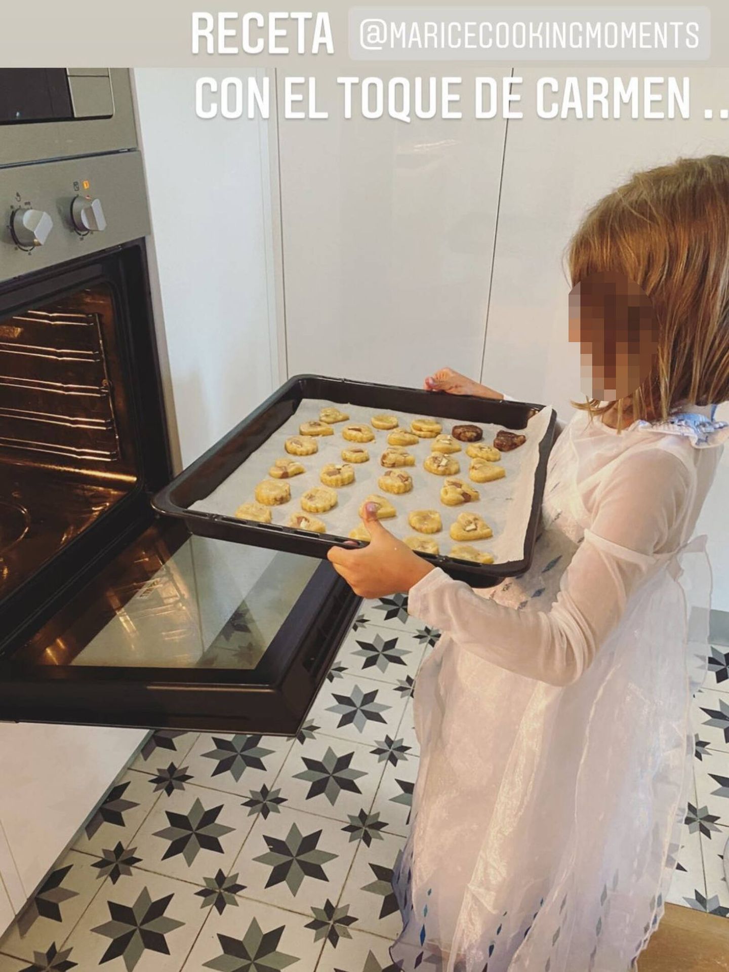 Carmen, metiendo al horno las galletas que ha hecho con su madre, Lourdes Montes. (Instagram @lmontesoficial)