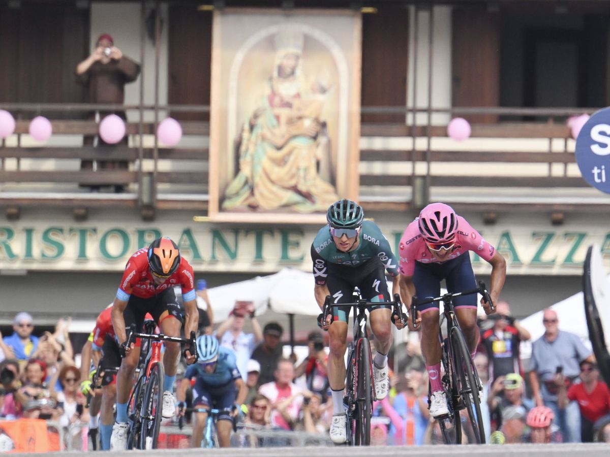 Foto: Carapaz, Hindley y Landa, en la décimo novena etapa del Giro de Italia. (EFE/Maurizio Brambatti)