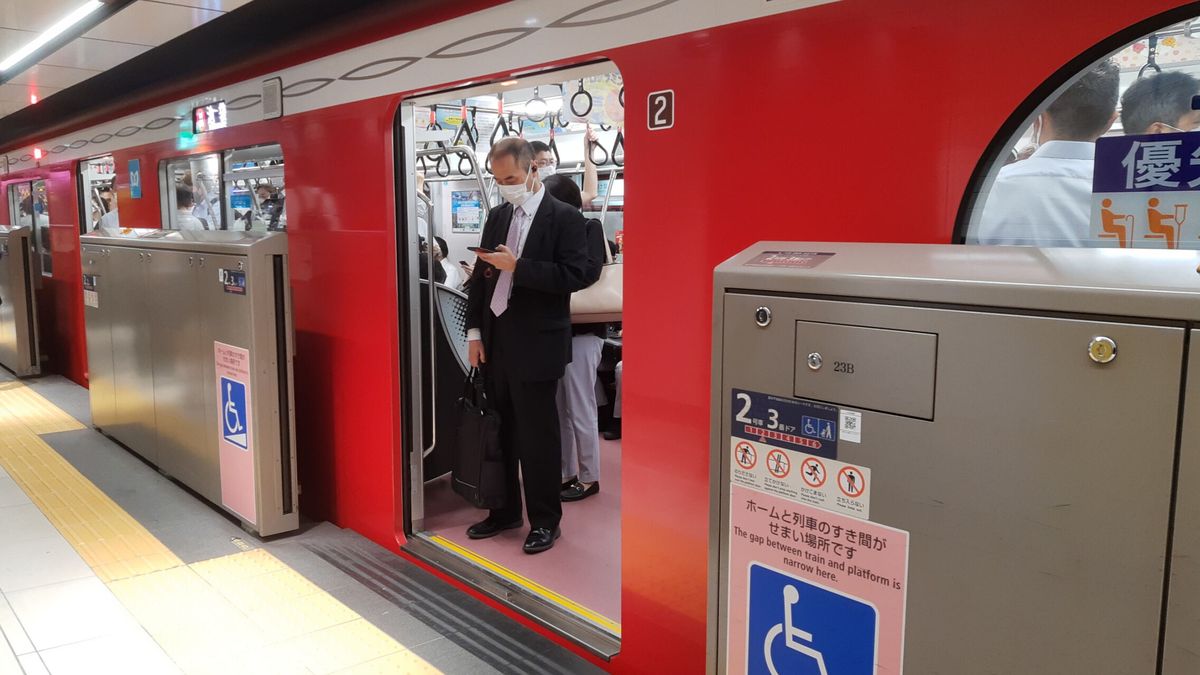 Detienen a una mujer por apuñalar al azar a cuatro personas en el metro de Tokio