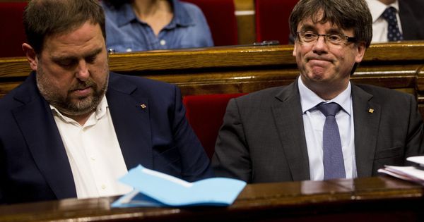 Foto: Carles Puigdemont, junto al vicepresidente Oriol Junqueras. (EFE)