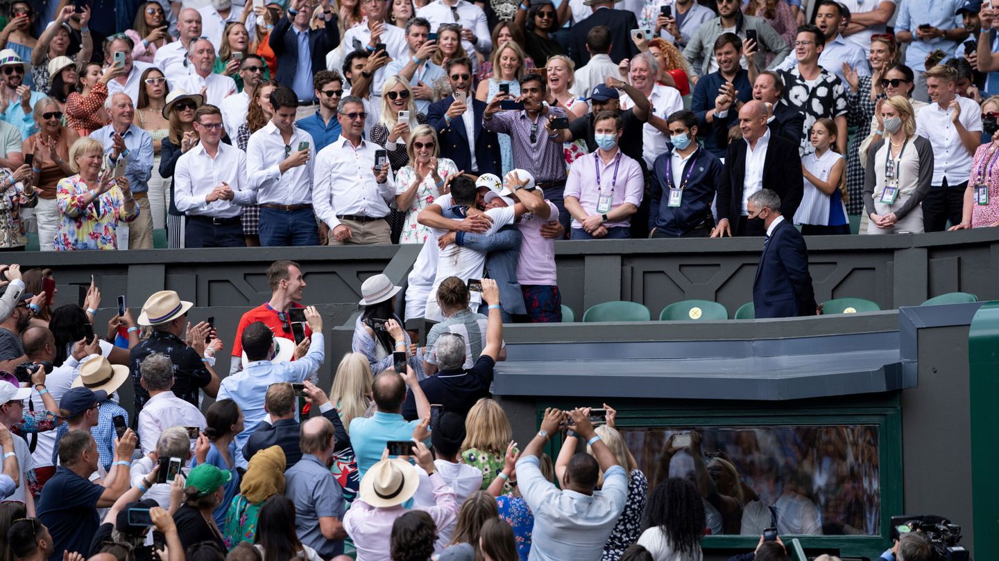Novak Djokovic celebra con su equipo la victoria en la final de Wimbledon (11 de julio de 2021). (REUTERS)