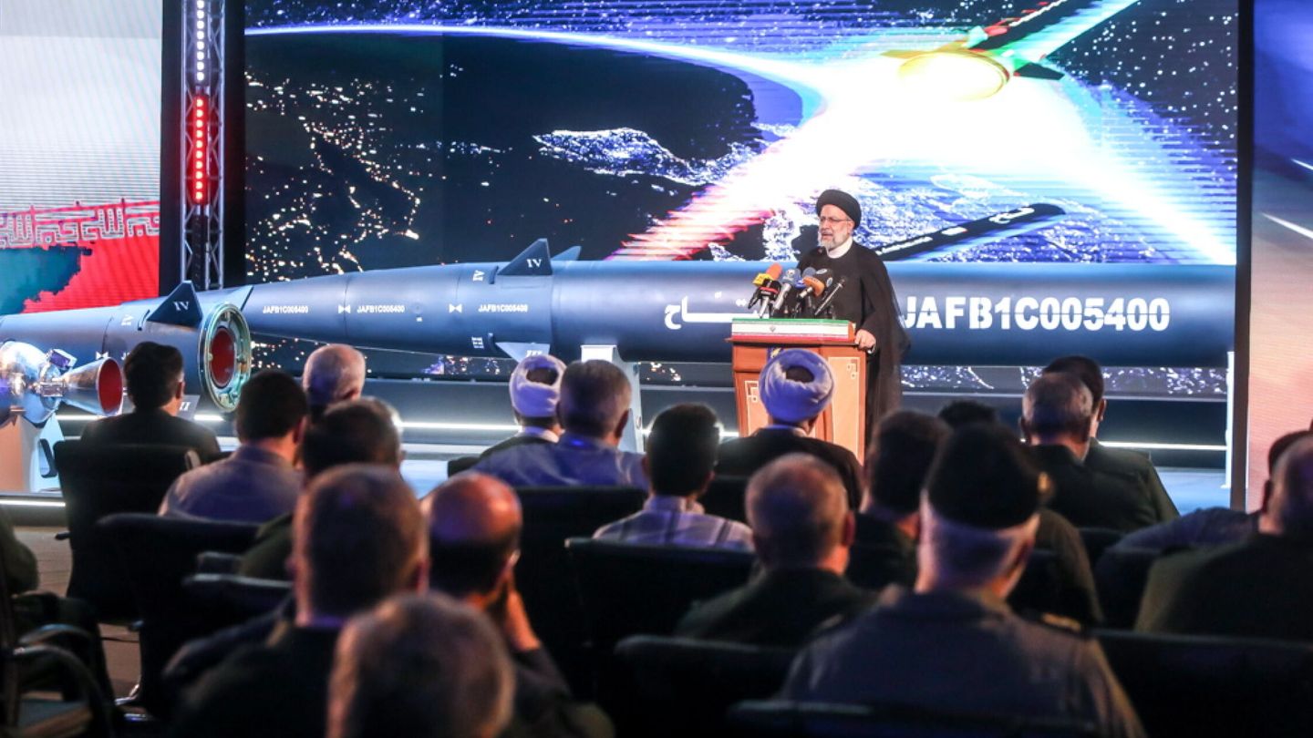 El presidenti iraní, Ebrahim Raisi, durante la presentación del Fattah. (EFE)