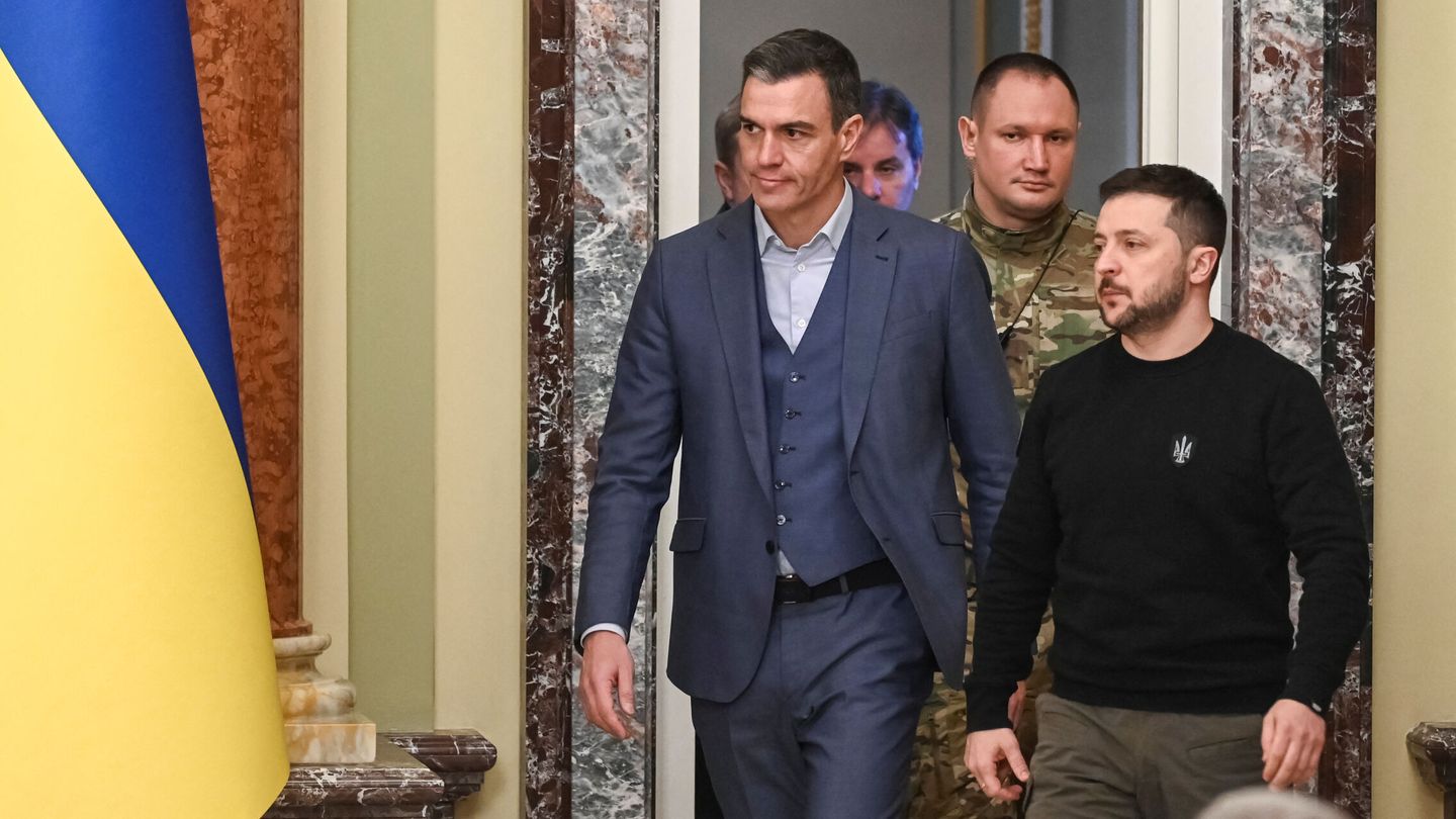 Ukraine's President Volodymyr Zelenskiy and Spain's Prime Minister Pedro Sanchez arrive for a joint news briefing, amid Russia's attack on Ukraine, in Kyiv, Ukraine February 23, 2023.  REUTERS Viacheslav Ratynskyi