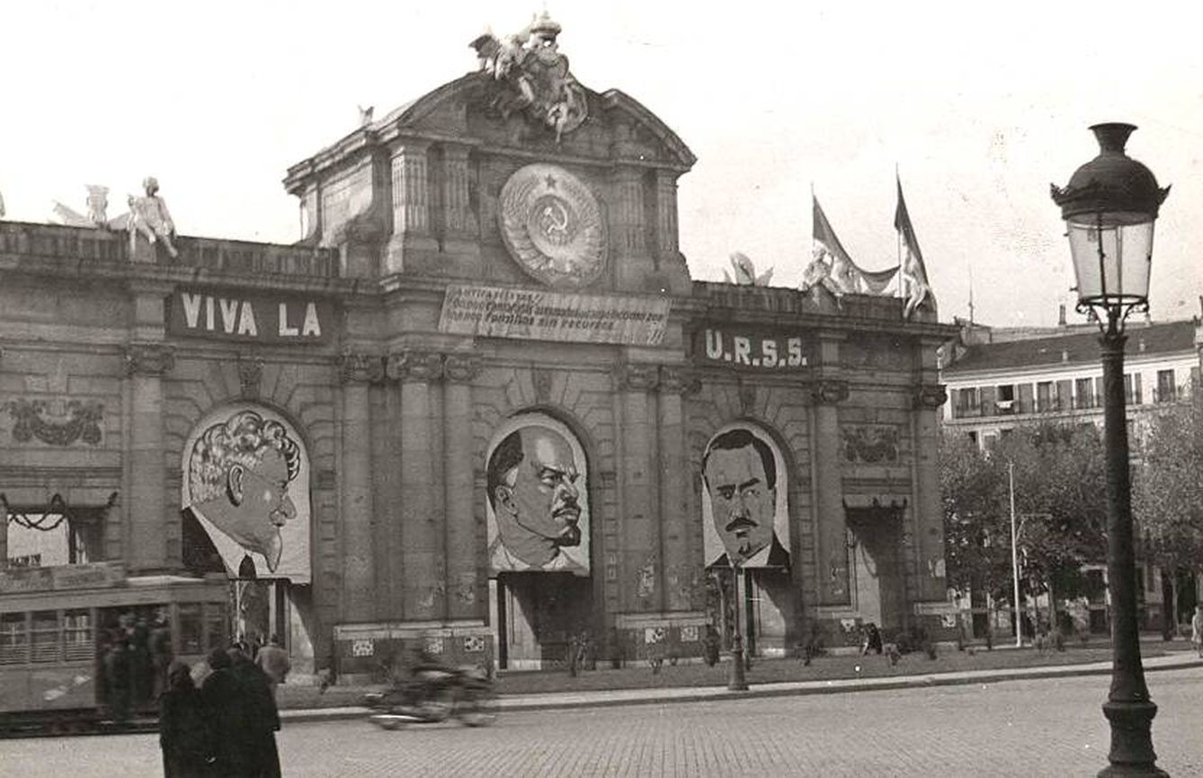 La Puerta de Alcalá, en una imagen de 1937, adornada con estampas comunistas. (Cedida)