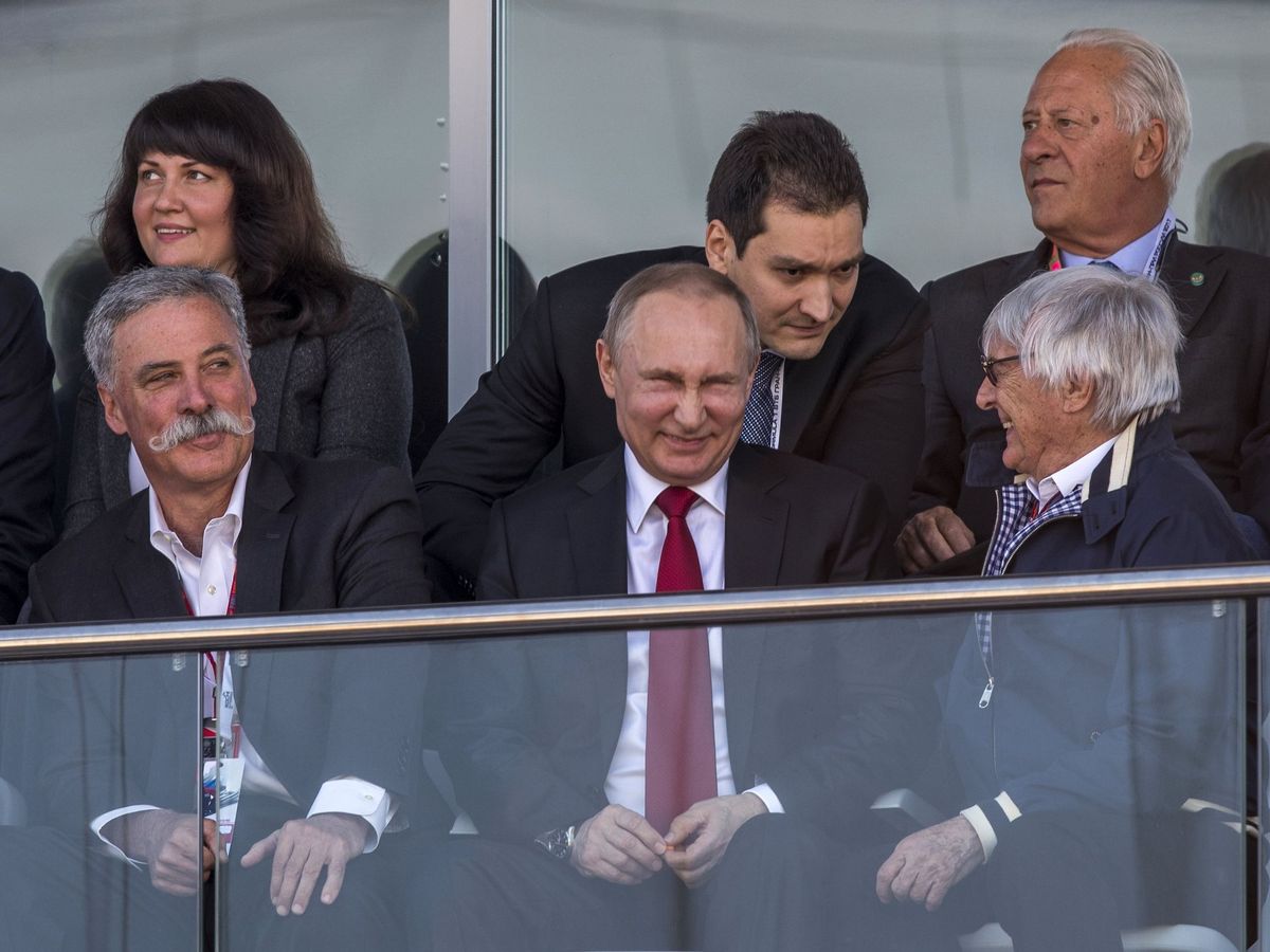 Foto: Chase Care, Vladimir Putin y Bernie Ecclestone en el palco de autoridades del circuito de Sochi. (EFE/EPA/Sdrjan Suki)