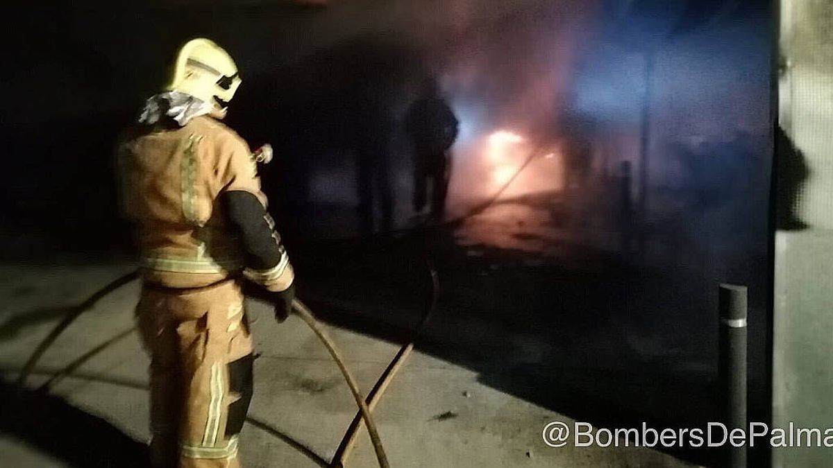 Un incendio provocado en el garaje de la policía de Palma arrasa más de 30 vehículos