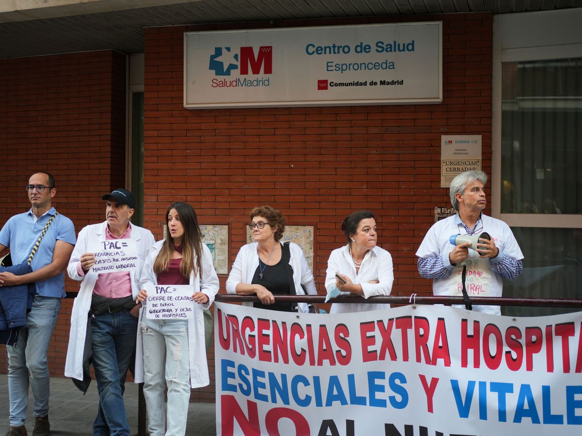 Foto: Sanitarios protestando. (EFE/Borja Sánchez-Trillo)