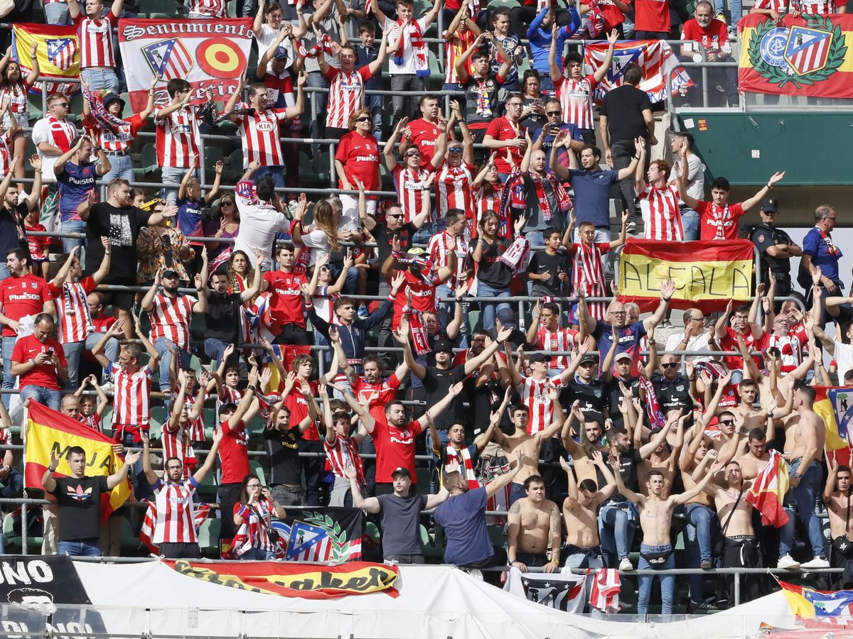 Foto: La afición del Atlético de Madrid en el Benito Villamarín. (EFE/José Manuel Vidal)