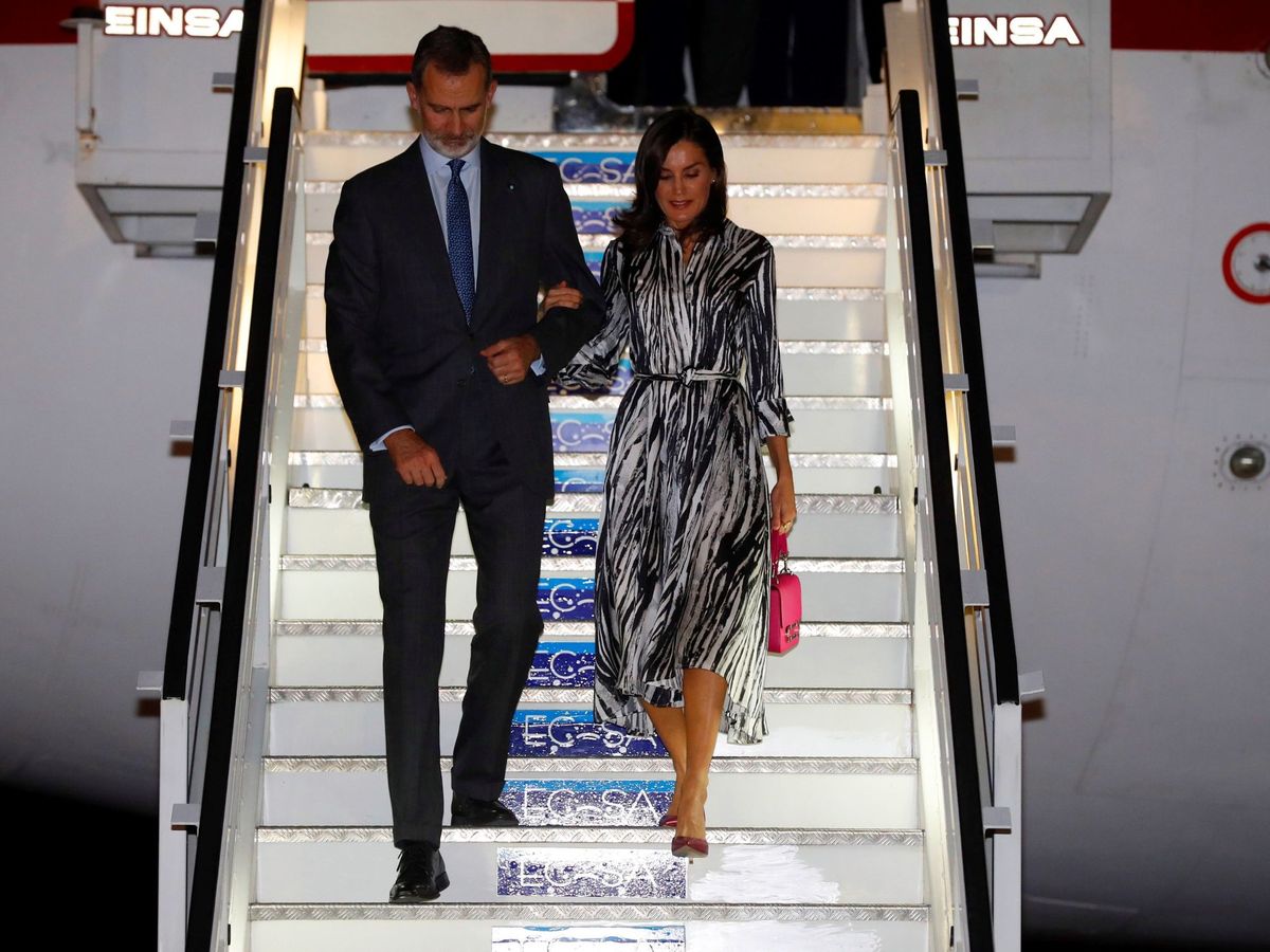 Foto: Felipe VI y la reina Letizia a su llegada al aeropuerto Internacional José Martí en La Habana. (EFE)