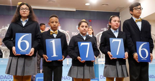 Foto: El número 61.776, agraciado con el segundo premio de la Lotería de El Niño (EFE)
