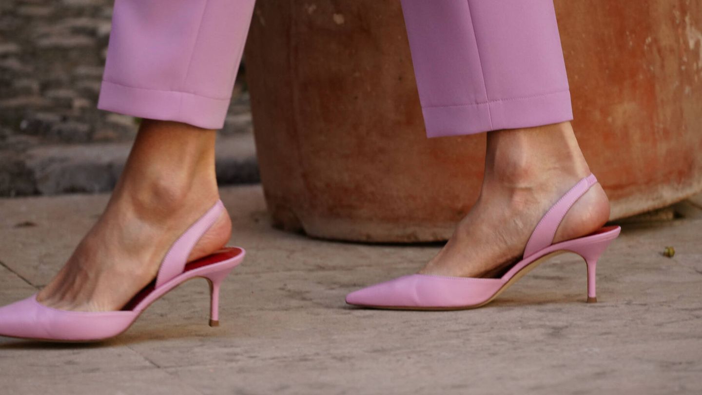Los zapatos rosas de la reina Letizia. (LP)