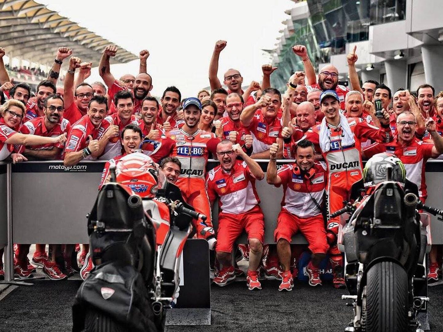 Ducati celebra el doblete en Sepang. (@lorenzo99)