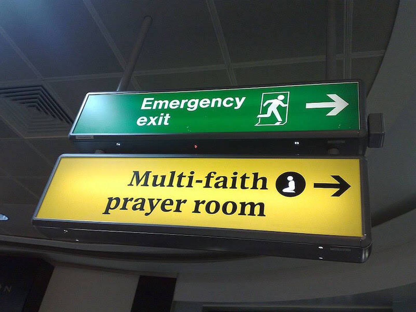 Cartel de una sala de oración multiconfesional en el aeropuerto londinense de Heathrow. Fotografía: Jyri Engestom.