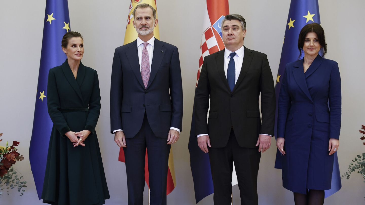 Los reyes Felipe VI y Letizia son recibidos por el presidente croata Zoran Milanovic y su mujer, Sanja Music Milanovic, en el Palacio Presidencial en Zareb. (EFE/Chema Moya)