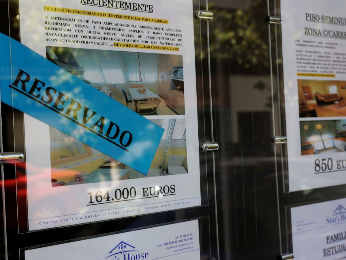 Foto: Anuncios de pisos y casas en venta y alquiler en el escaparate de una inmobiliaria, en Madrid. (EFE/Zipi)