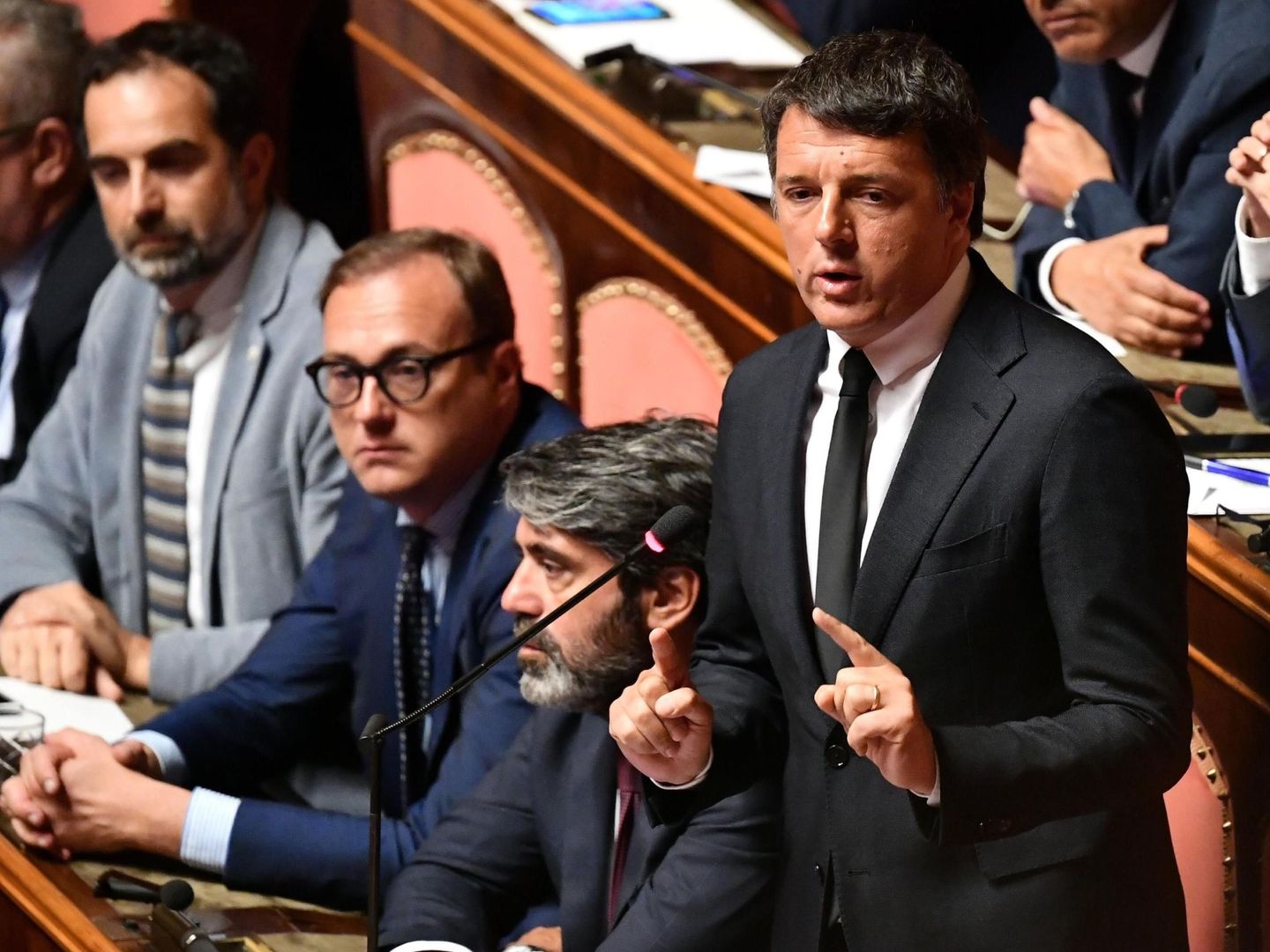 Matteo Renzi, hablando desde su asiento en el Senado. (Reuters)